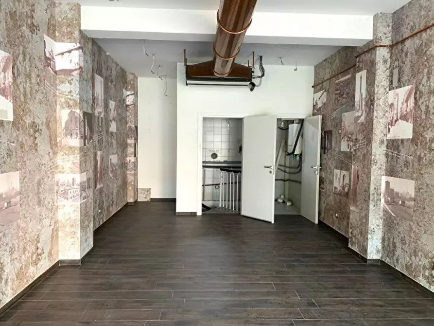 Immagine 6 di Negozio in vendita  in viale Corridoni a Riccione