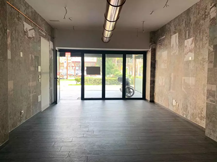 Immagine 7 di Negozio in vendita  in viale Corridoni a Riccione
