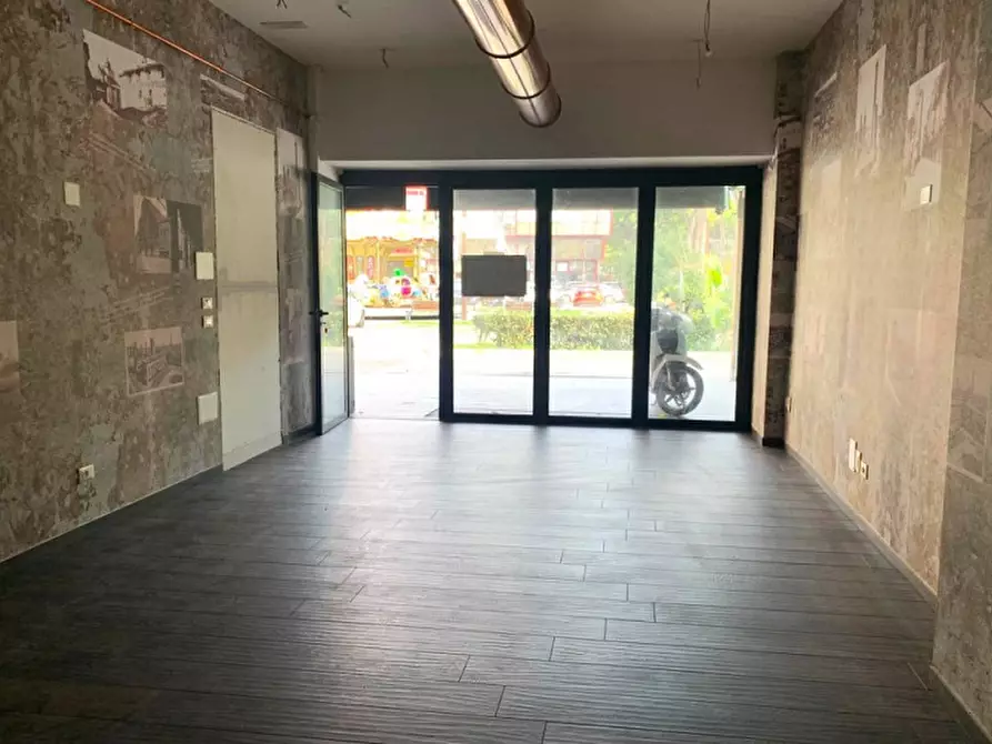 Immagine 8 di Negozio in vendita  in viale Corridoni a Riccione