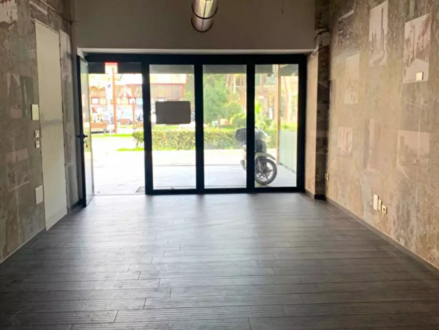 Immagine 9 di Negozio in vendita  in viale Corridoni a Riccione