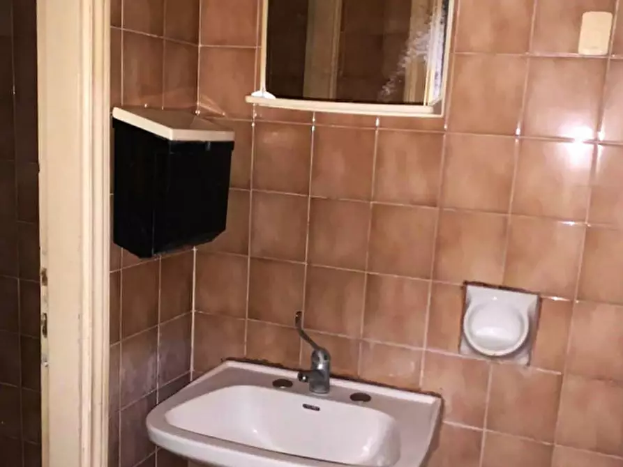 Immagine 14 di Negozio in vendita  in viale Corridoni a Riccione