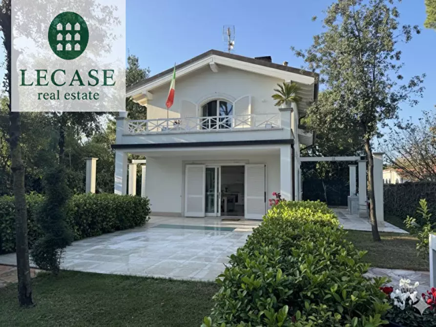 Immagine 1 di Villa in vendita  in Via Amilcare Ponchielli a Forte Dei Marmi