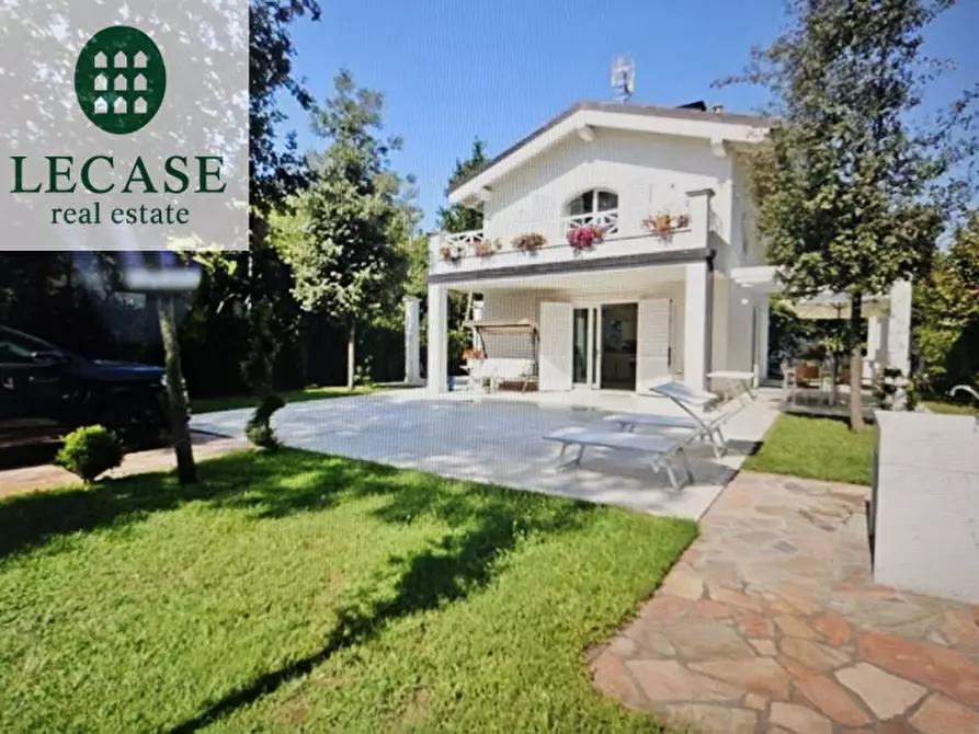 Immagine 2 di Villa in vendita  in Via Amilcare Ponchielli a Forte Dei Marmi