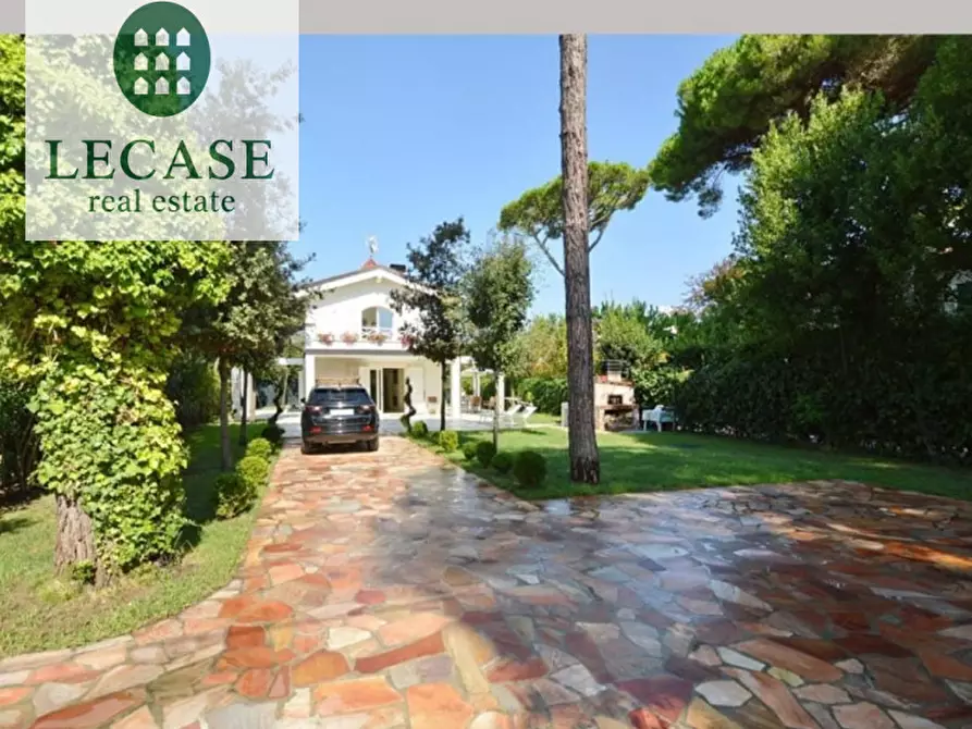 Immagine 4 di Villa in vendita  in Via Amilcare Ponchielli a Forte Dei Marmi