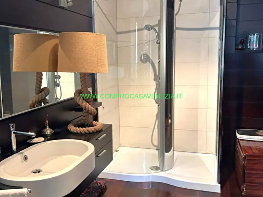 Immagine 15 di Appartamento in vendita  in via felisati a Venezia