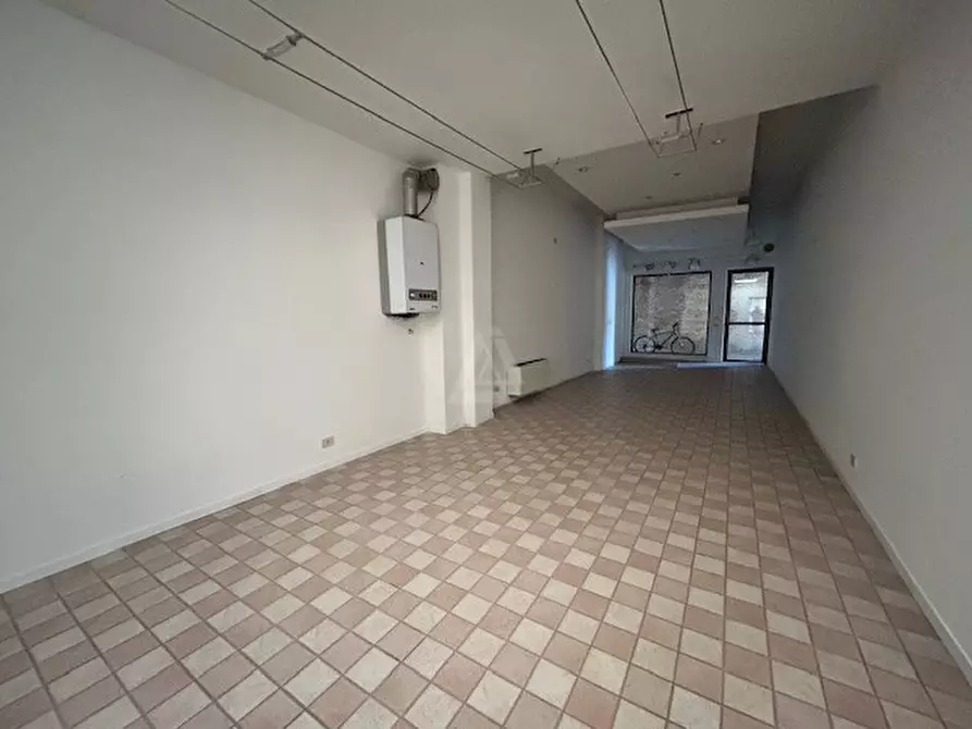 Immagine 1 di Negozio in affitto  in Via Riccati a Castelfranco Veneto