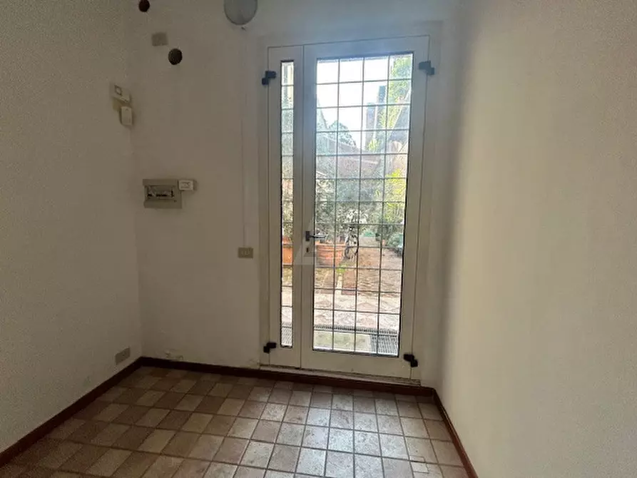 Immagine 2 di Negozio in affitto  in Via Riccati a Castelfranco Veneto