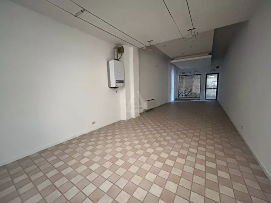 Immagine 3 di Negozio in affitto  in Via Riccati a Castelfranco Veneto