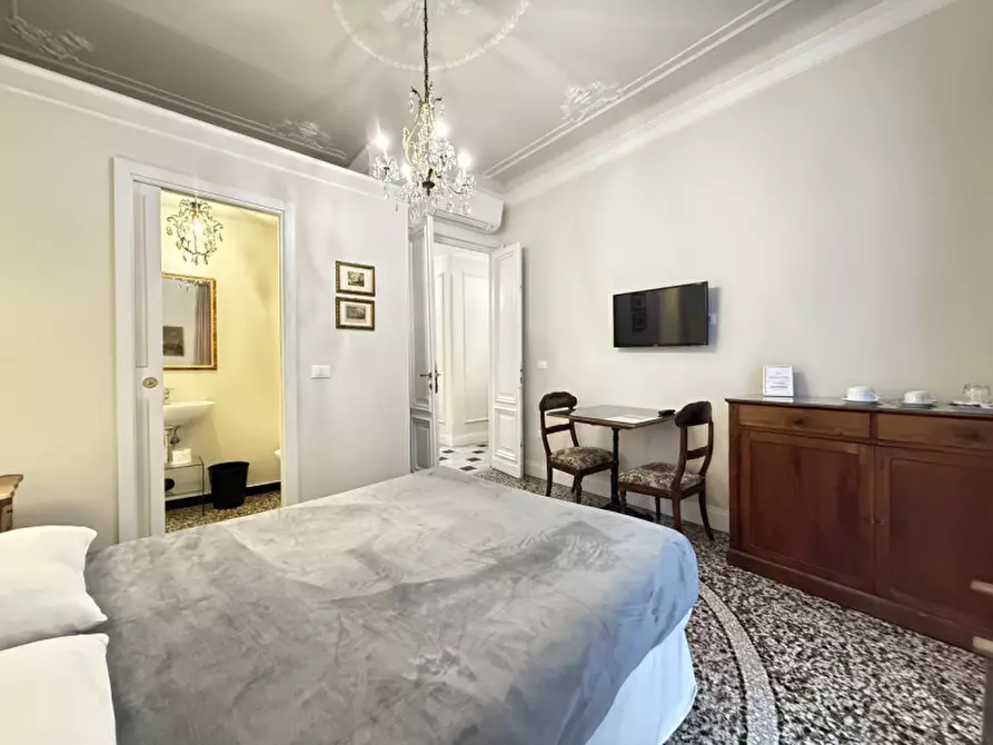 Immagine 8 di Appartamento in vendita  in Via Della maddalena a Genova