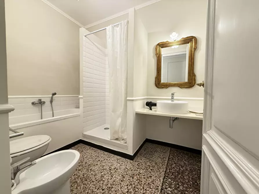 Immagine 29 di Appartamento in vendita  in Via Della maddalena a Genova