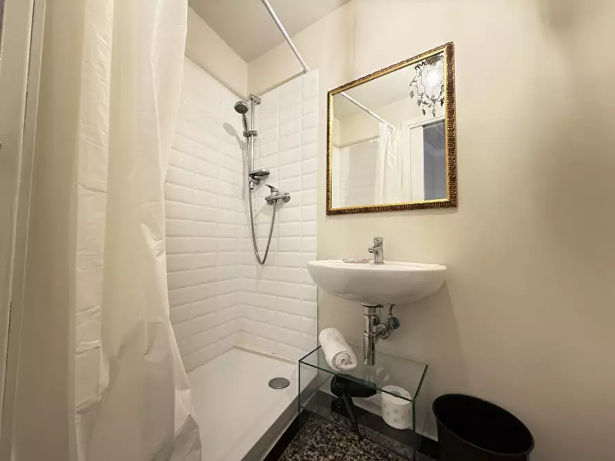 Immagine 30 di Appartamento in vendita  in Via Della maddalena a Genova