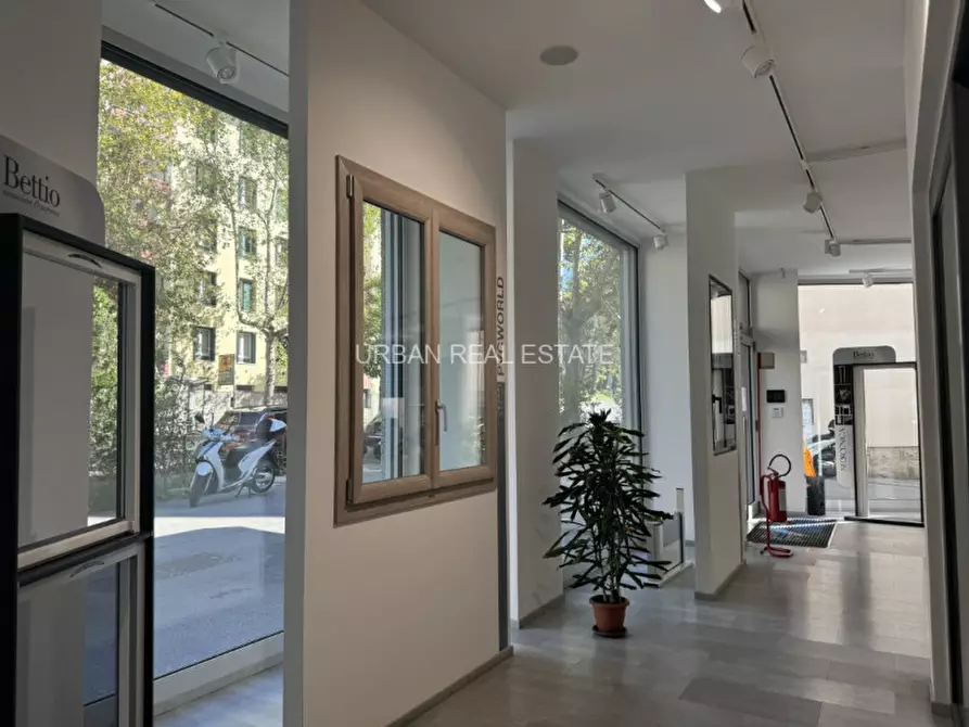 Immagine 35 di Negozio in vendita  in Via Flavia 5 a Trieste