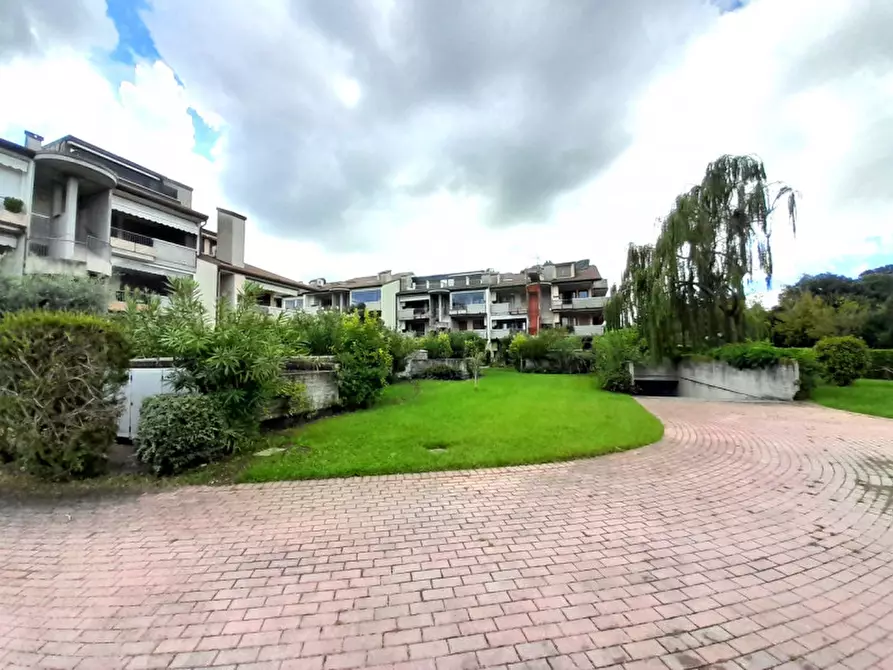 Immagine 17 di Appartamento in vendita  in Via Giulio Cesare 2 a Desenzano Del Garda