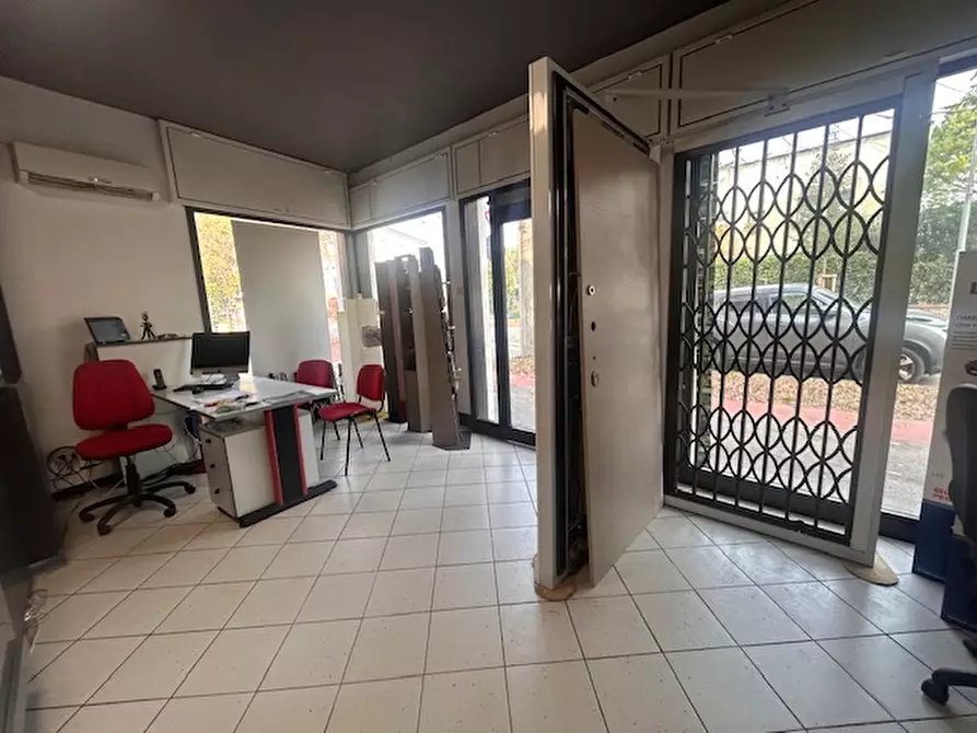 Immagine 1 di Negozio in vendita  in Via Jacopo Facciolati a Padova