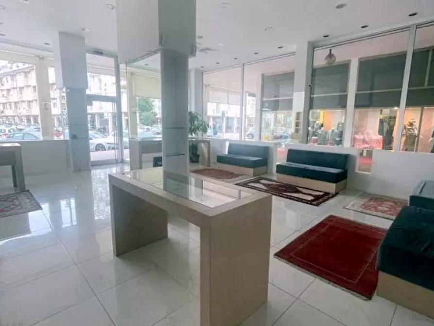 Immagine 2 di Negozio in vendita  in Via Alessandro Volta a Abano Terme