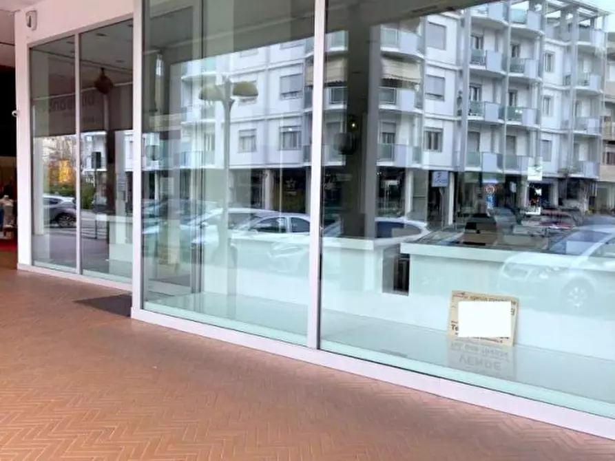 Immagine 4 di Negozio in vendita  in Via Alessandro Volta a Abano Terme