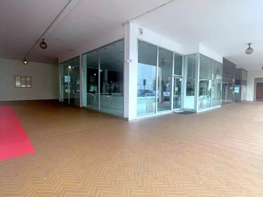 Immagine 6 di Negozio in vendita  in Via Alessandro Volta a Abano Terme