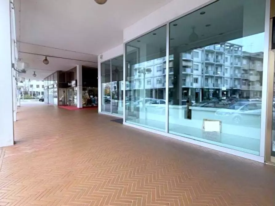 Immagine 7 di Negozio in vendita  in Via Alessandro Volta a Abano Terme