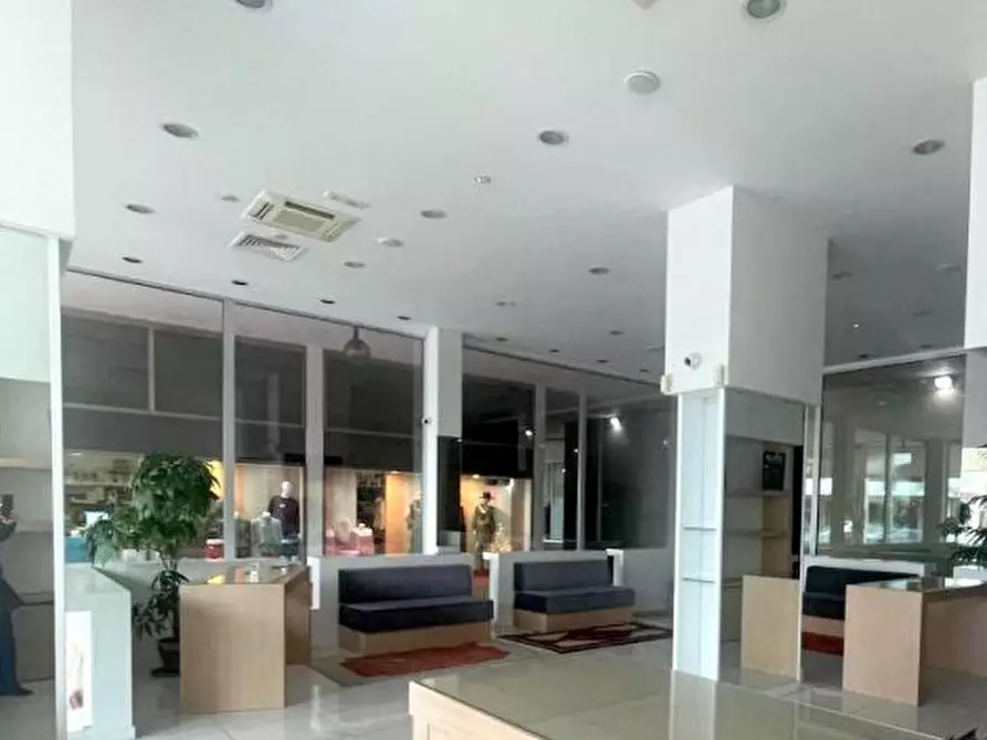 Immagine 9 di Negozio in vendita  in Via Alessandro Volta a Abano Terme