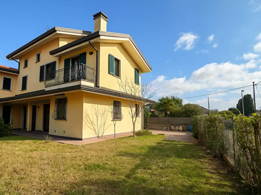 Immagine 1 di Casa indipendente in vendita  in Via Giovanni Salce a Padova