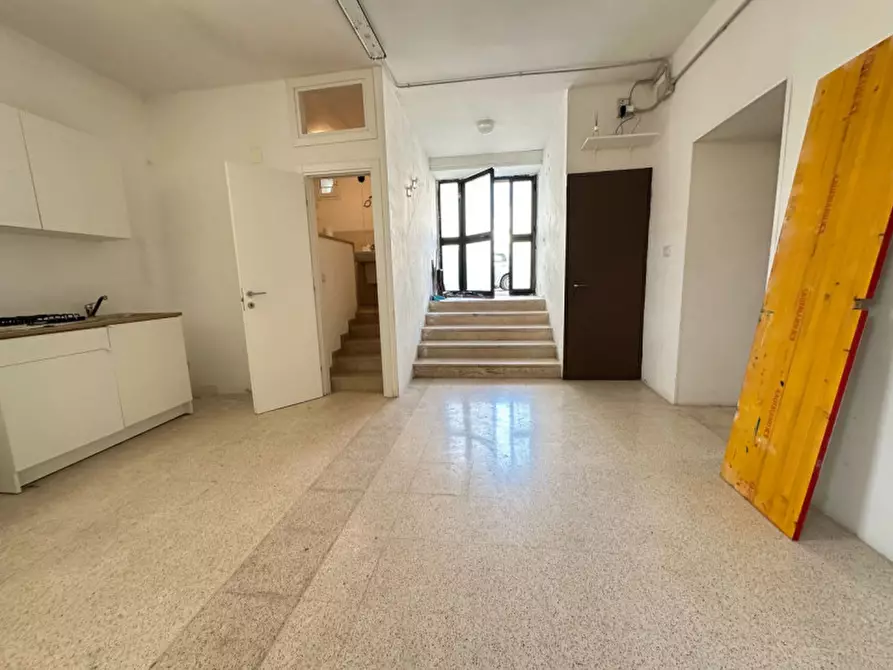 Immagine 2 di Magazzino in vendita  a Matera