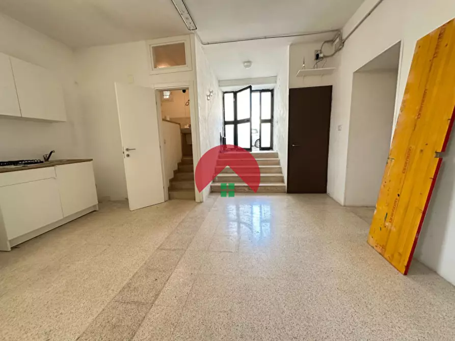 Immagine 3 di Magazzino in vendita  a Matera