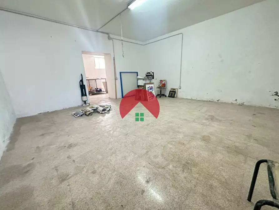 Immagine 5 di Magazzino in vendita  a Matera