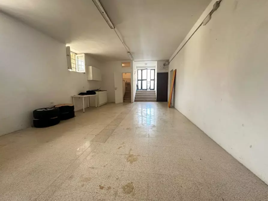 Immagine 7 di Magazzino in vendita  a Matera