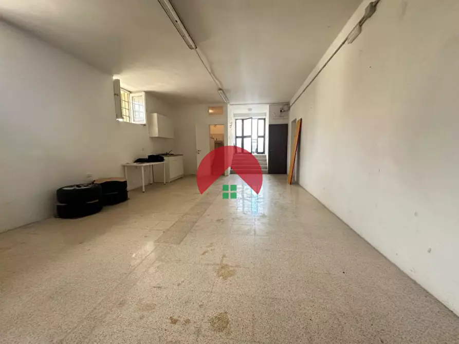Immagine 7 di Magazzino in vendita  a Matera