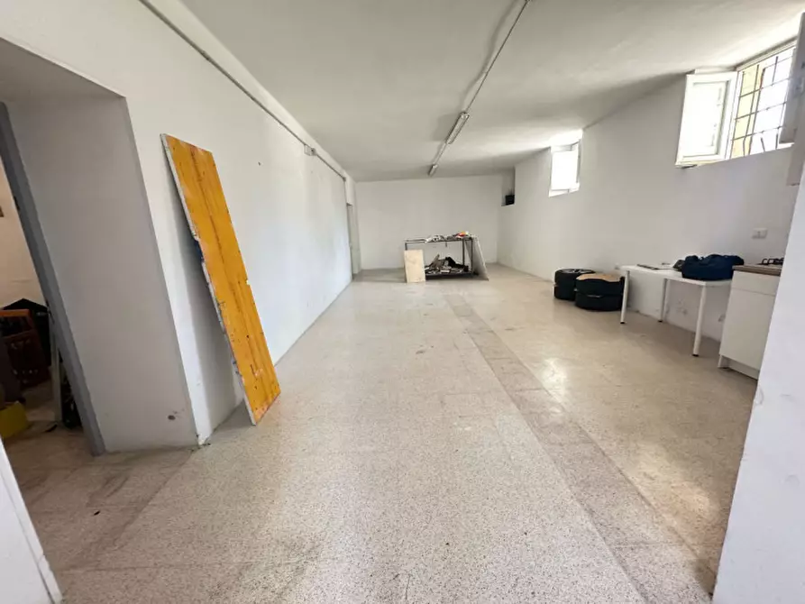 Immagine 9 di Magazzino in vendita  a Matera