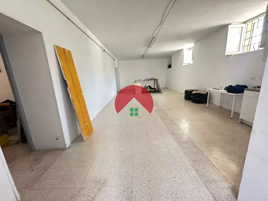 Immagine 9 di Magazzino in vendita  a Matera