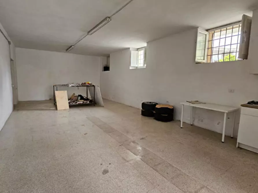 Immagine 14 di Magazzino in vendita  a Matera