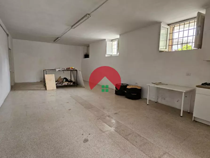 Immagine 14 di Magazzino in vendita  a Matera