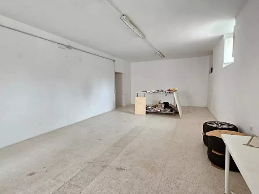 Immagine 16 di Magazzino in vendita  a Matera