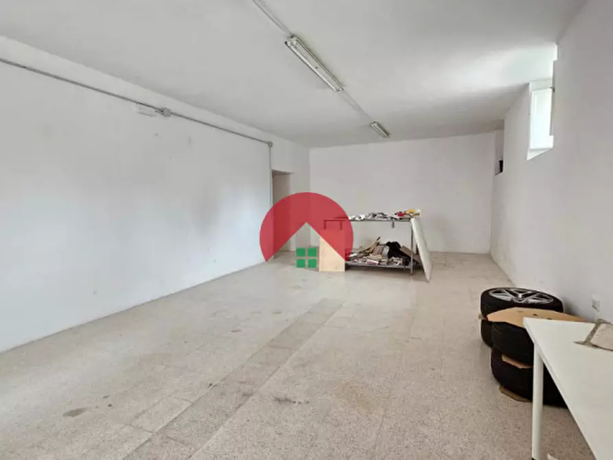Immagine 16 di Magazzino in vendita  a Matera