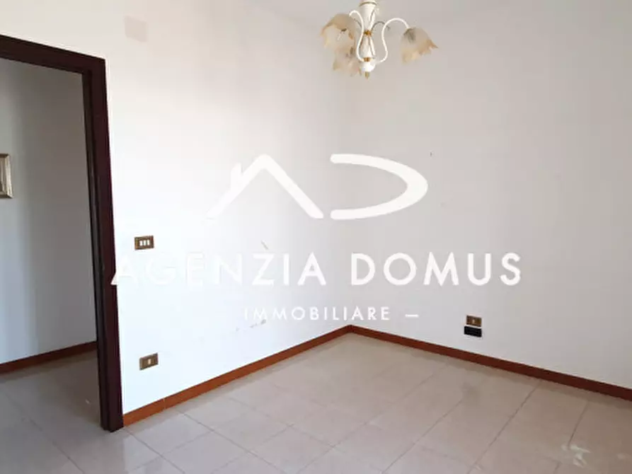 Immagine 18 di Laboratorio in vendita  a Racale