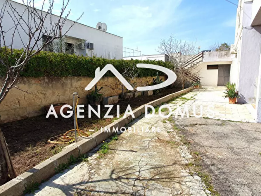 Immagine 43 di Laboratorio in vendita  a Racale