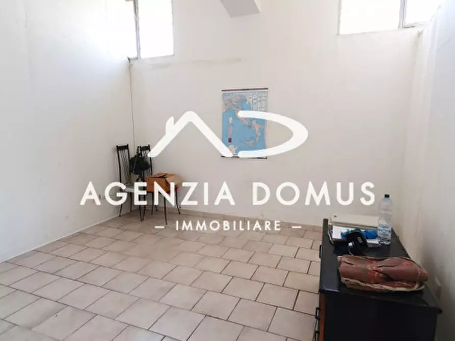 Immagine 53 di Laboratorio in vendita  a Racale