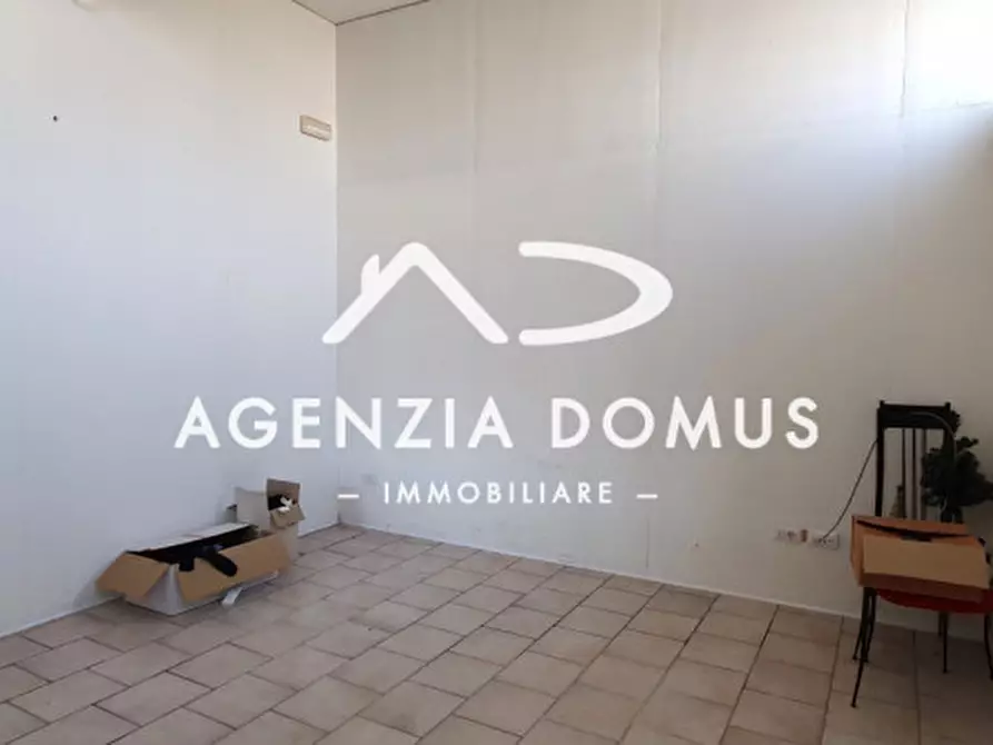 Immagine 54 di Laboratorio in vendita  a Racale