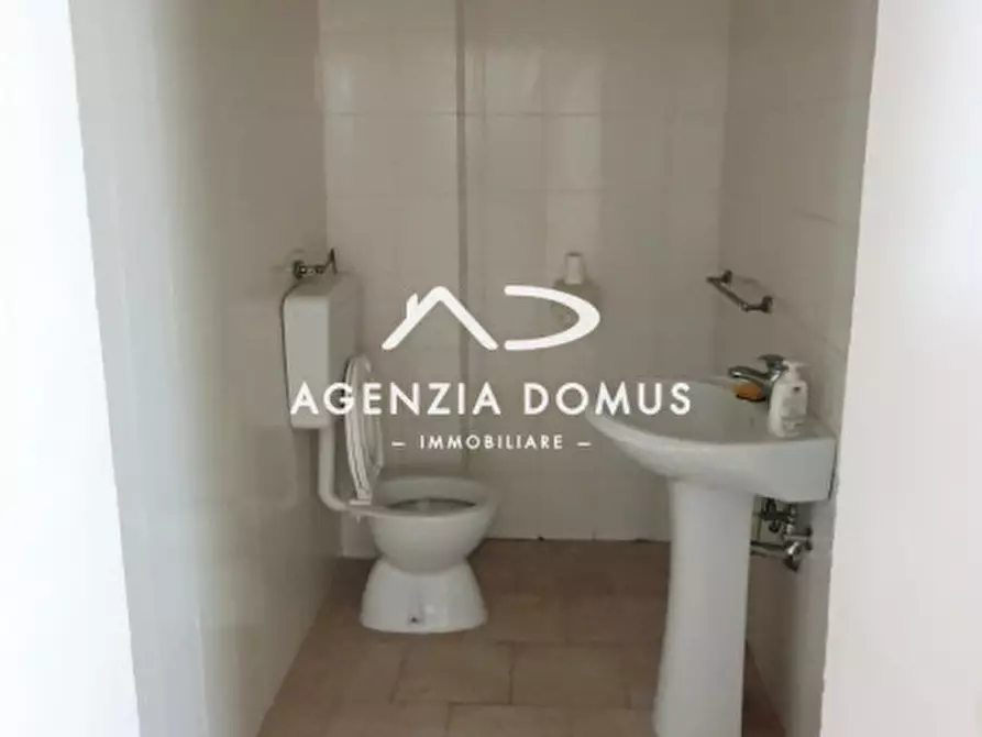 Immagine 62 di Laboratorio in vendita  a Racale