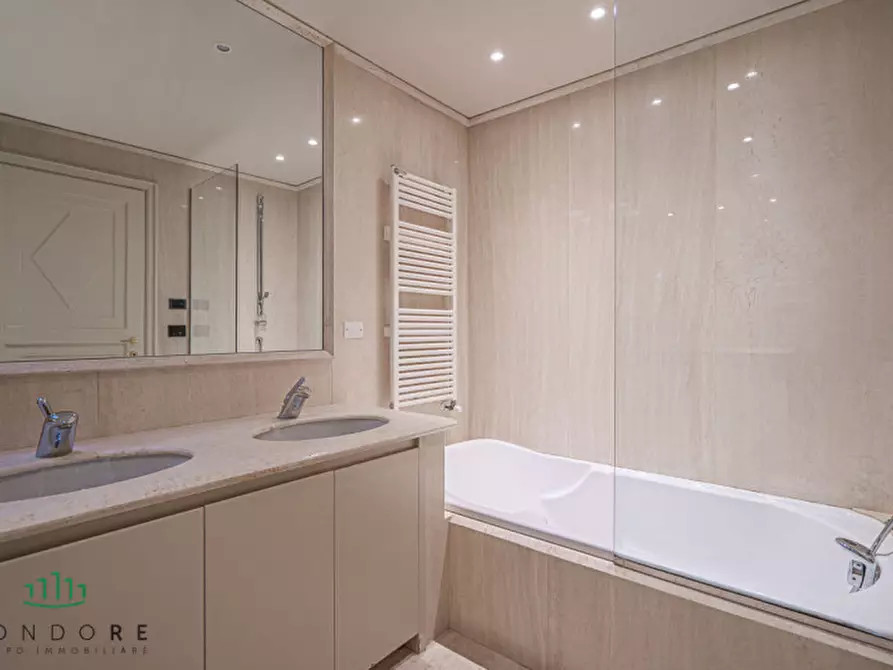 Immagine 37 di Appartamento in vendita  in Via Castiglione a Bologna