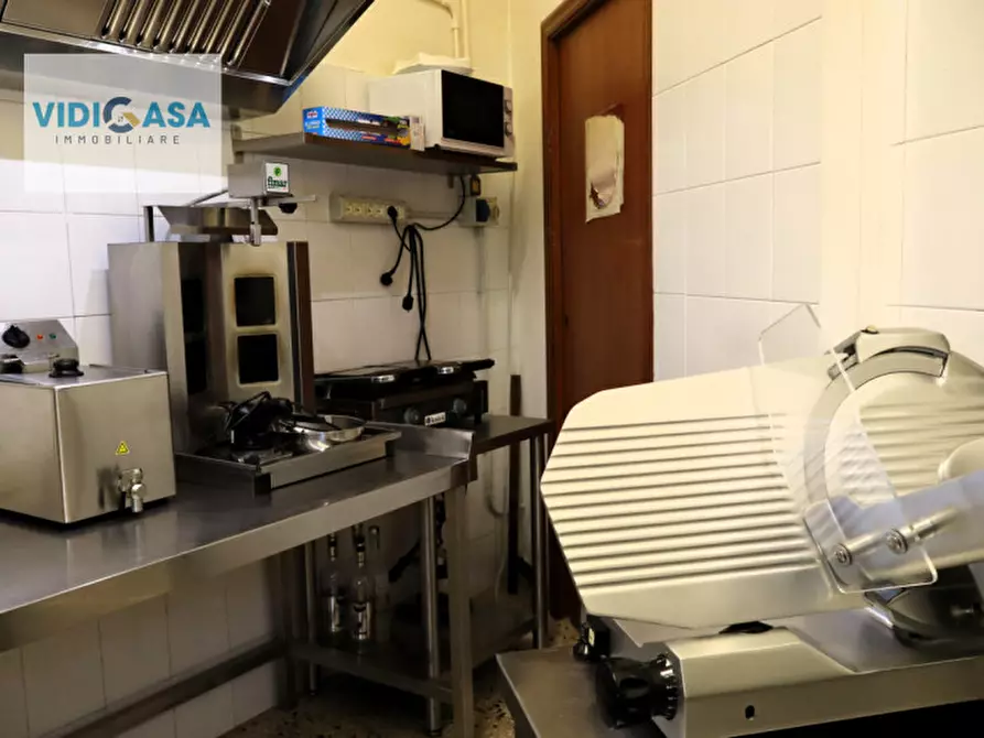 Immagine 11 di Attività commerciale in vendita  in Via Gaetano Donizetti 46 a Montescaglioso