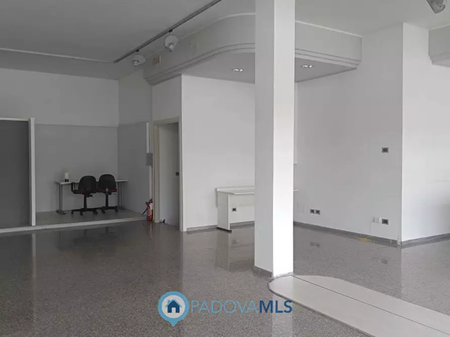 Immagine 5 di Negozio in vendita  in Via San Francesco a Casalserugo