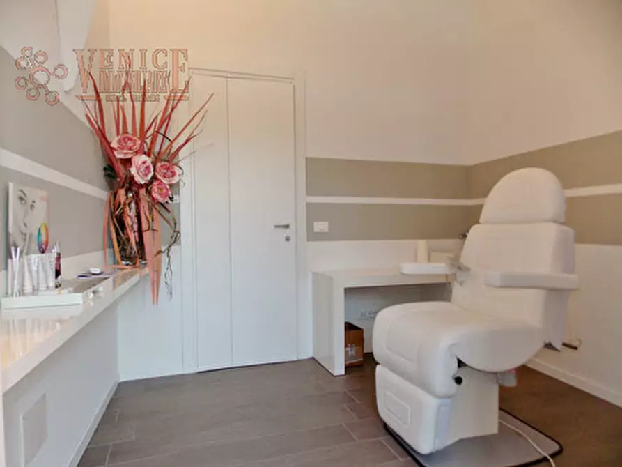 Immagine 1 di Attività commerciale in affitto  a Venezia