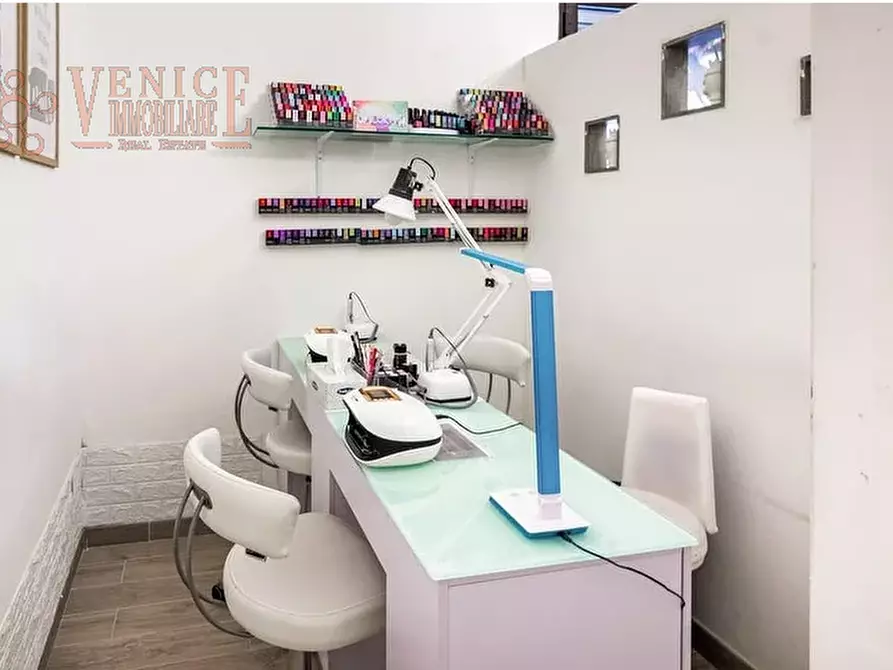 Immagine 2 di Attività commerciale in affitto  a Venezia