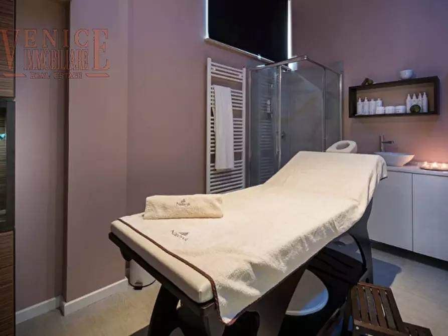 Immagine 4 di Attività commerciale in affitto  a Venezia