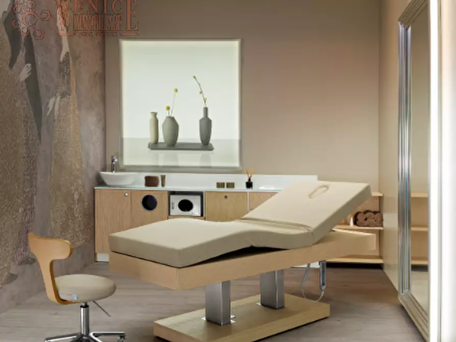 Immagine 5 di Attività commerciale in affitto  a Venezia