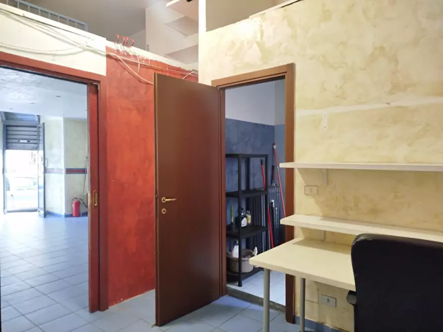 Immagine 10 di Negozio in affitto  in Via Claudio Beaumont 12/E a Torino