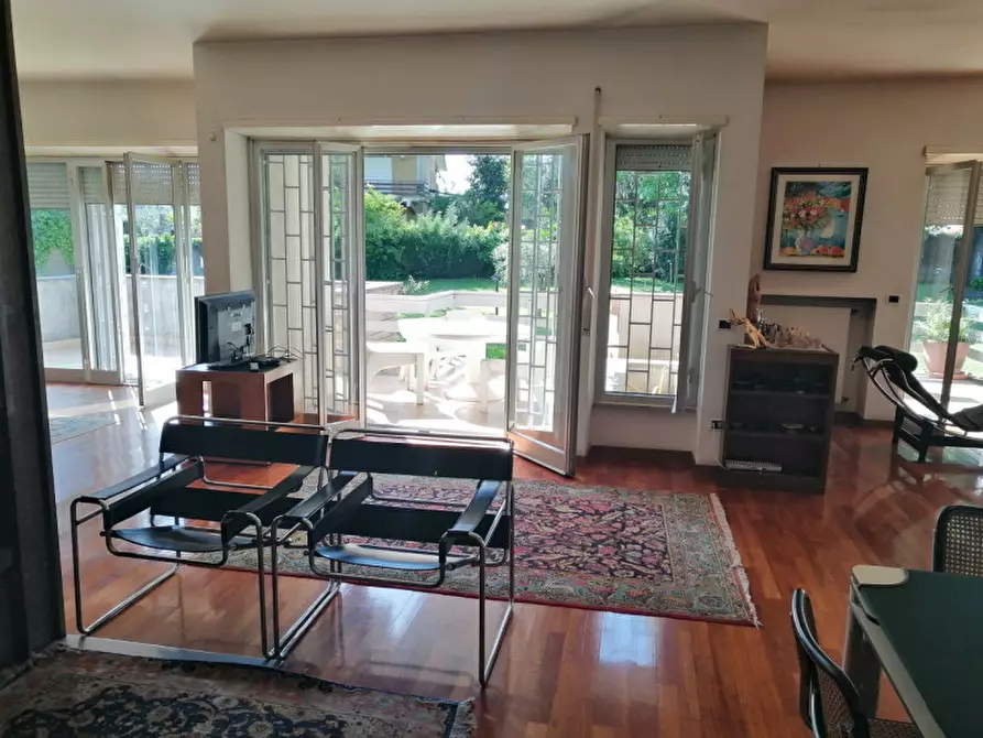 Immagine 3 di Villa in vendita  in Via Enrico Menghini a Nepi