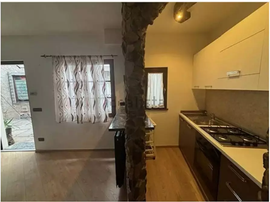 Immagine 3 di Casa indipendente in vendita  in Via Francesco Monico, 2 a Cadegliano-Viconago